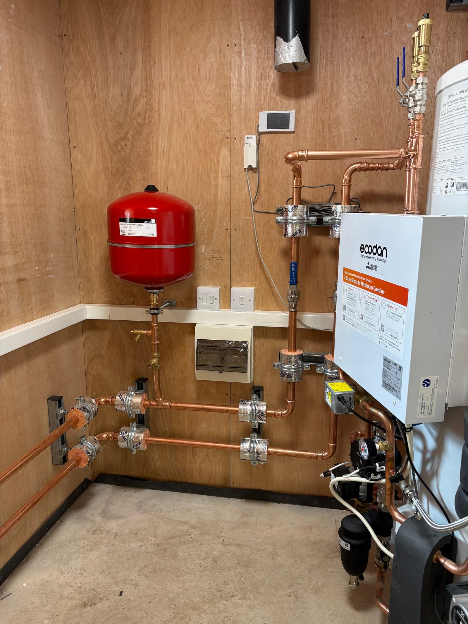 Expansion vessel and heat pump controller