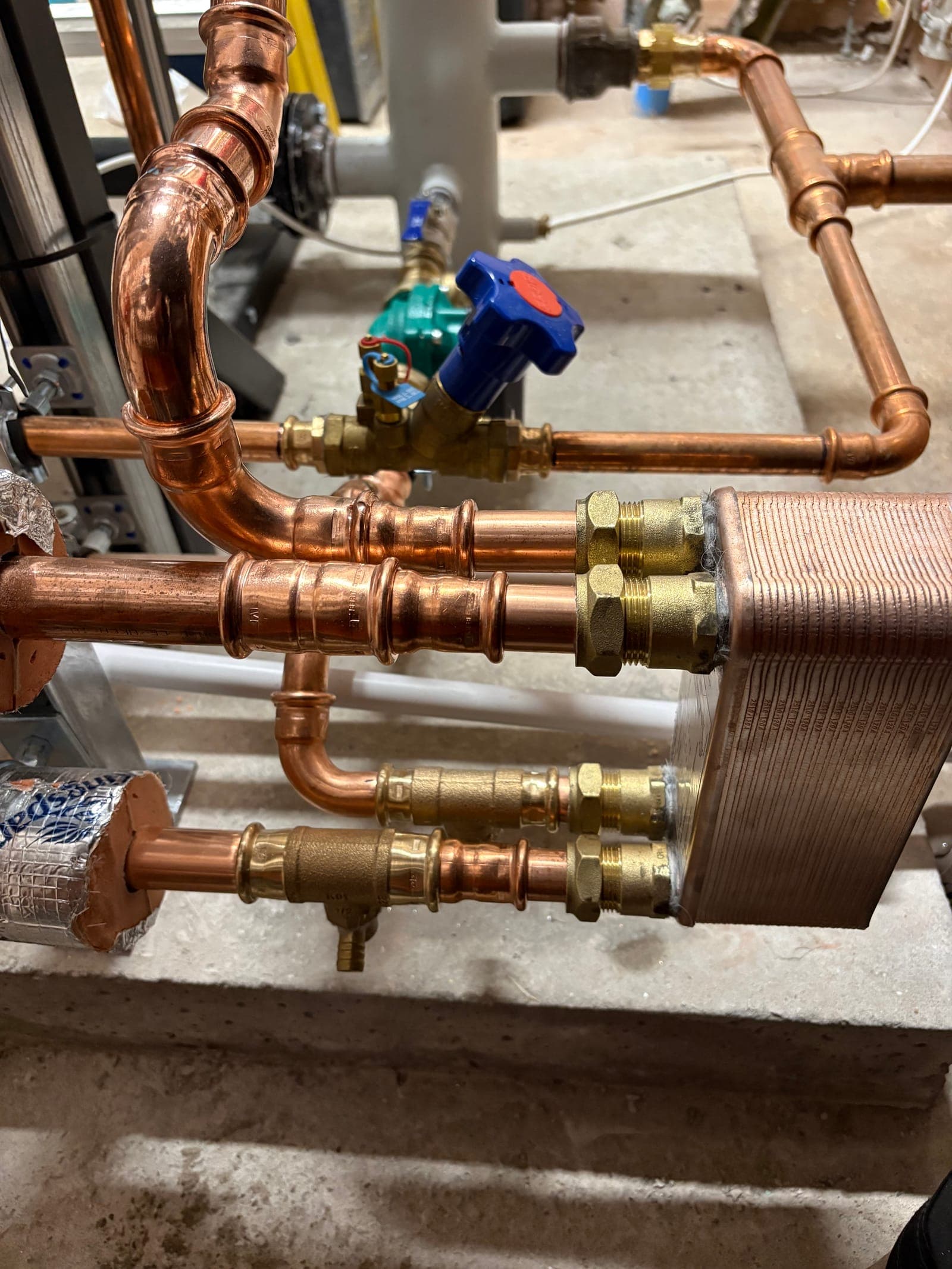 Plate heat exchanger connected into the hybrid system
