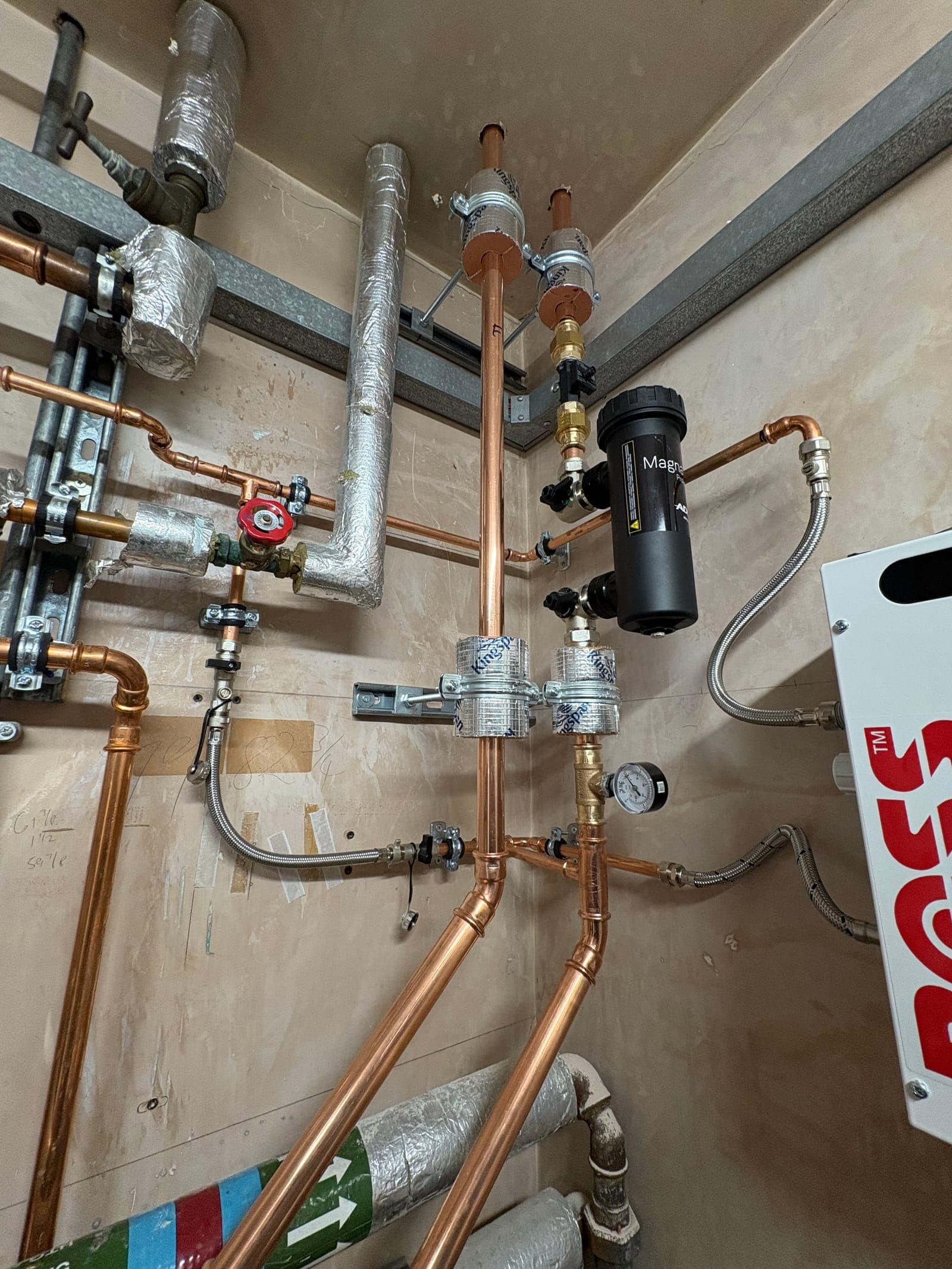 Filter, valves and pressure gauges on the primary circuit