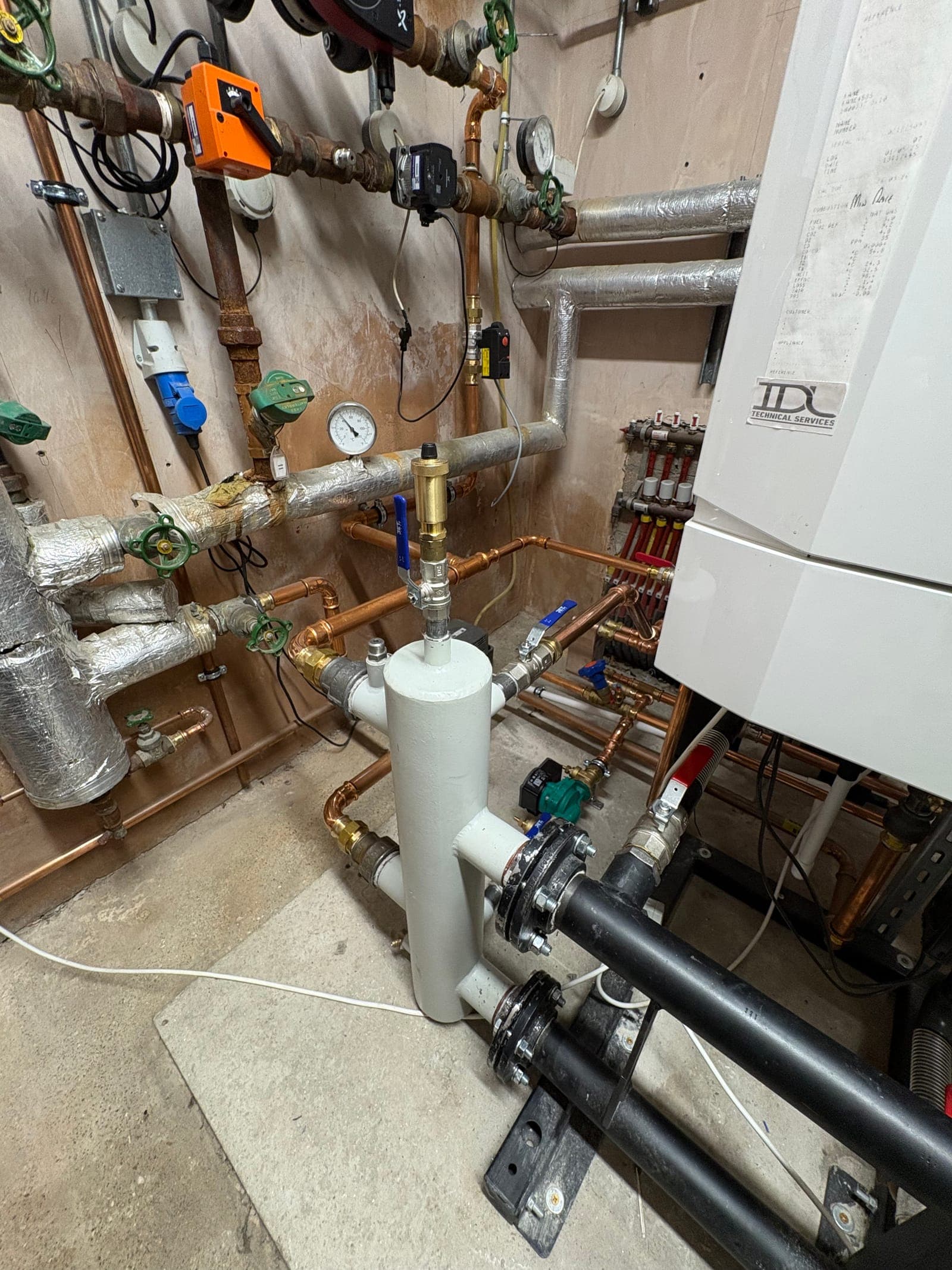 Plant with hot water cylinder and circulating pump